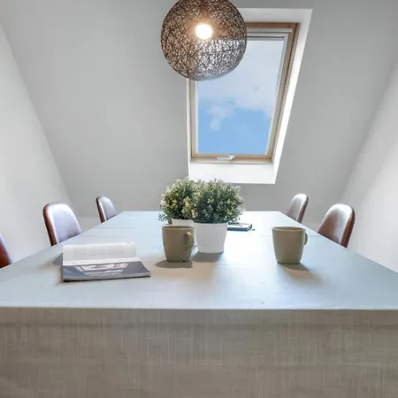 Storm's - Near Mch & Boxen